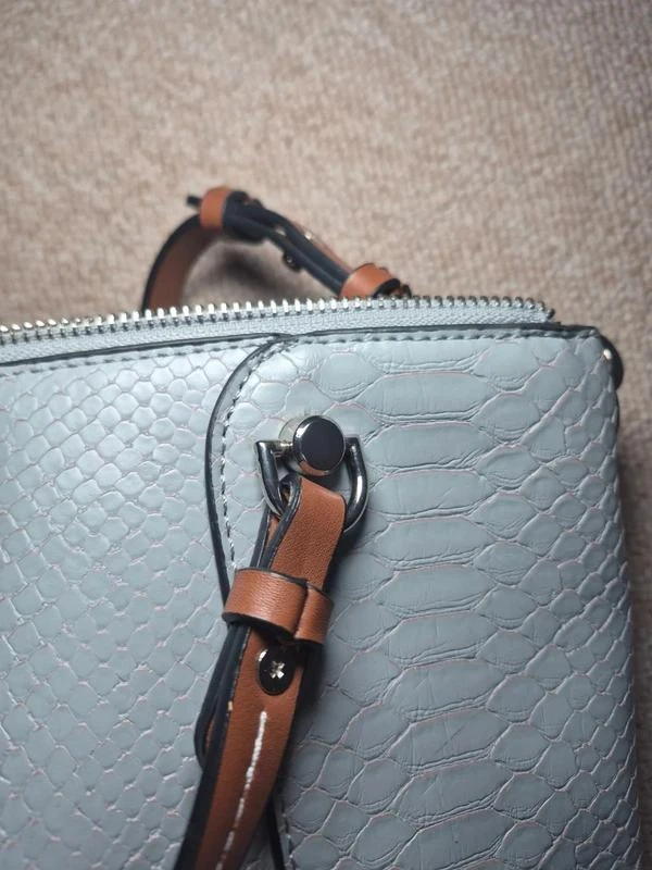 Bolso de mano efecto cocodrilo azul gris con bandolera ajustable – photo 6
